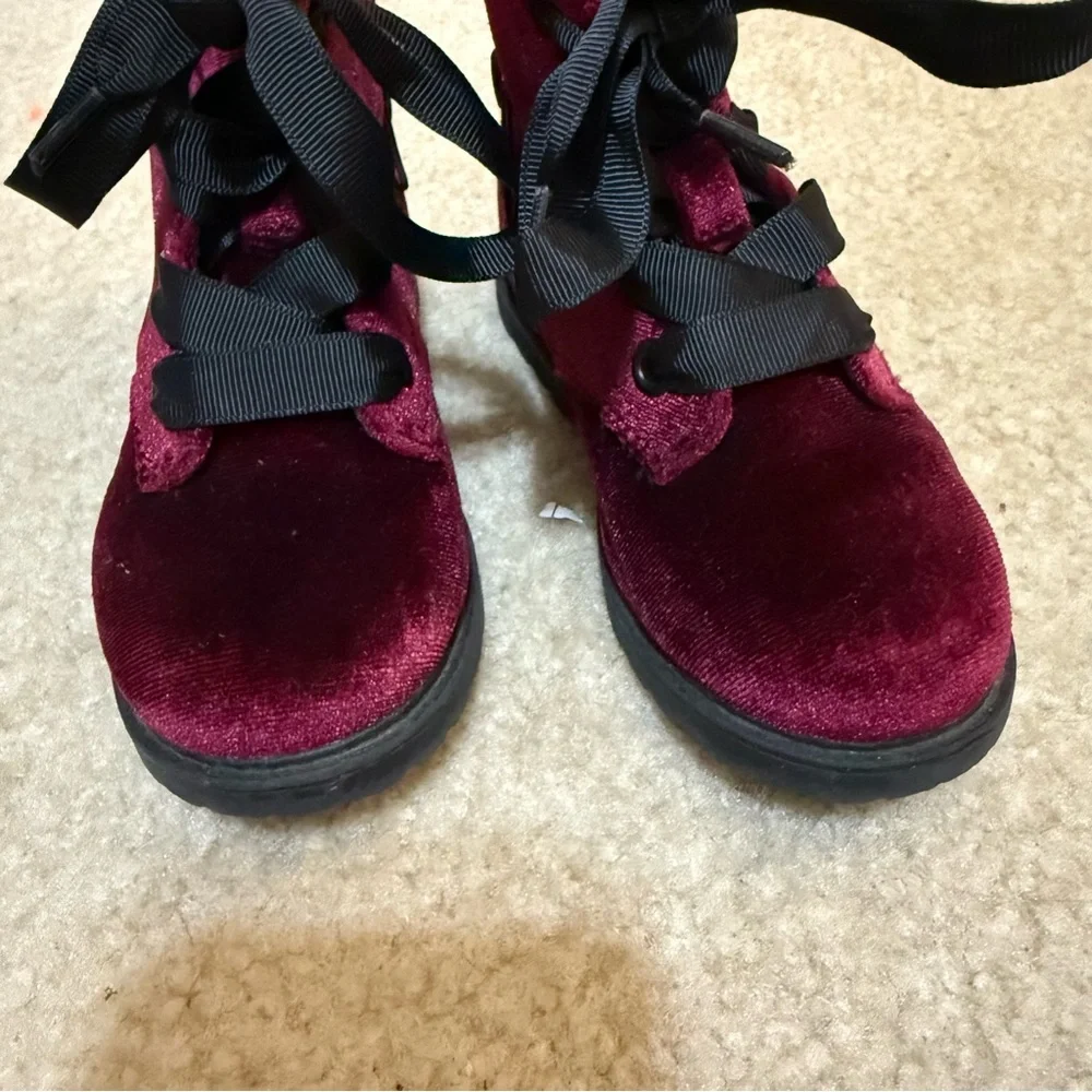 Cat & Jack Girl’s Giovanna Red Velvet Zip Up Boots 8